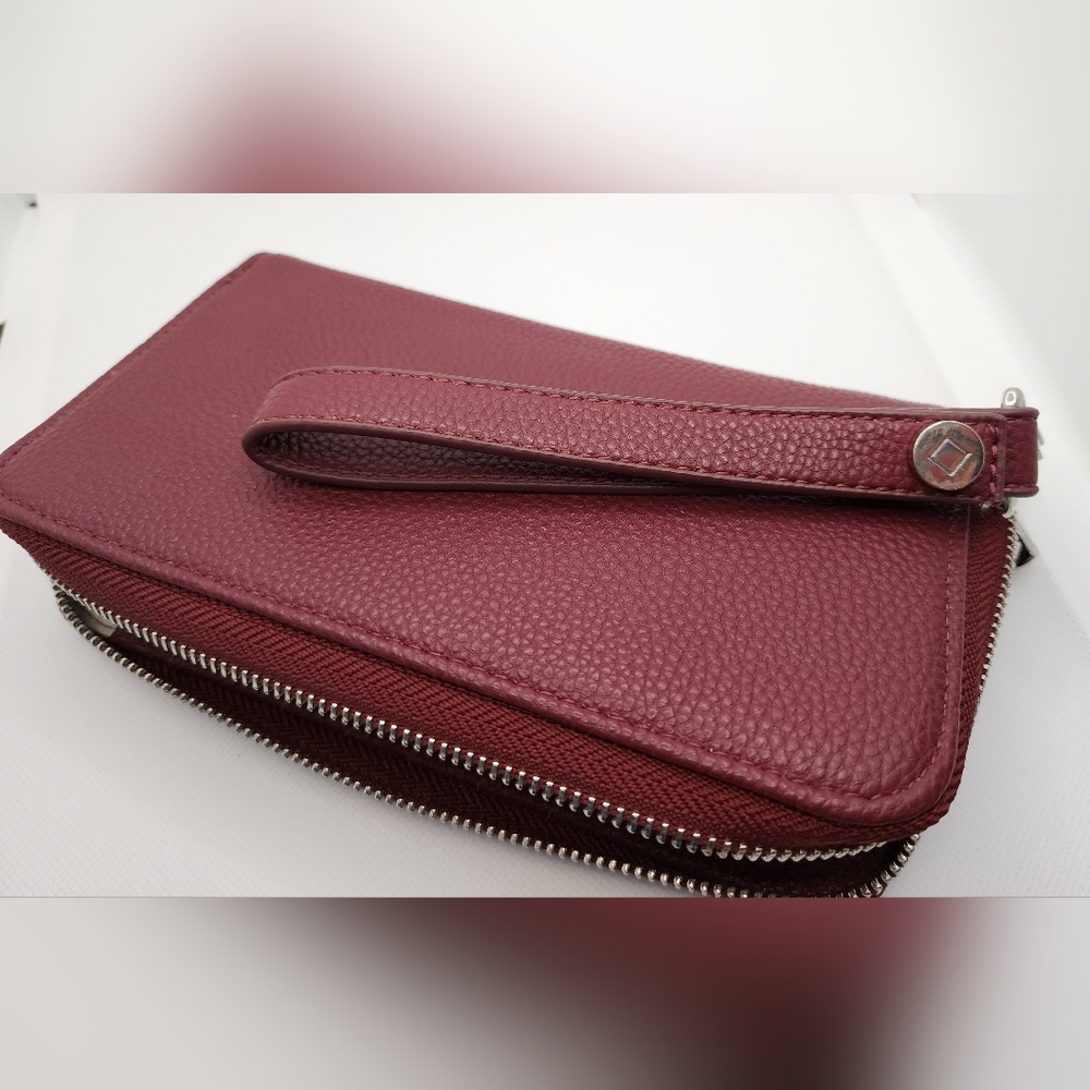 Thirty-One Wallet with (FREE) Matching Wristlet Strap NWOT Burgundy/Wine